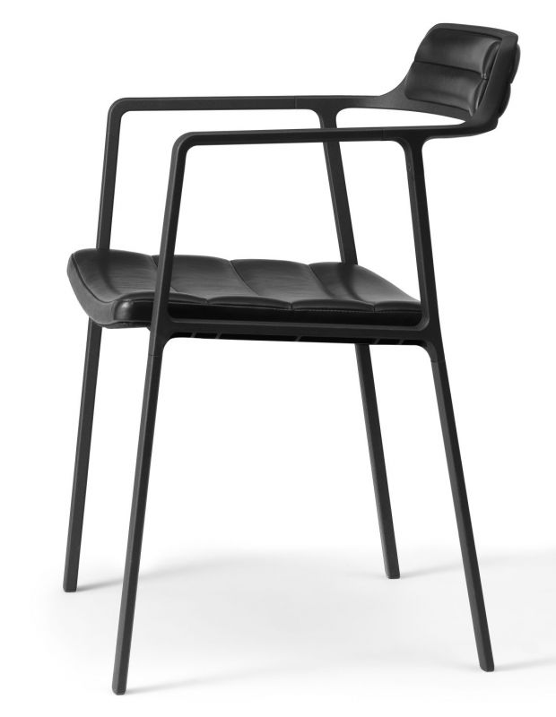 Schwarzer Stuhl mit Armlehnen und Anilinleder-Sitzfläche von Vipp für Esszimmer oder Büro.